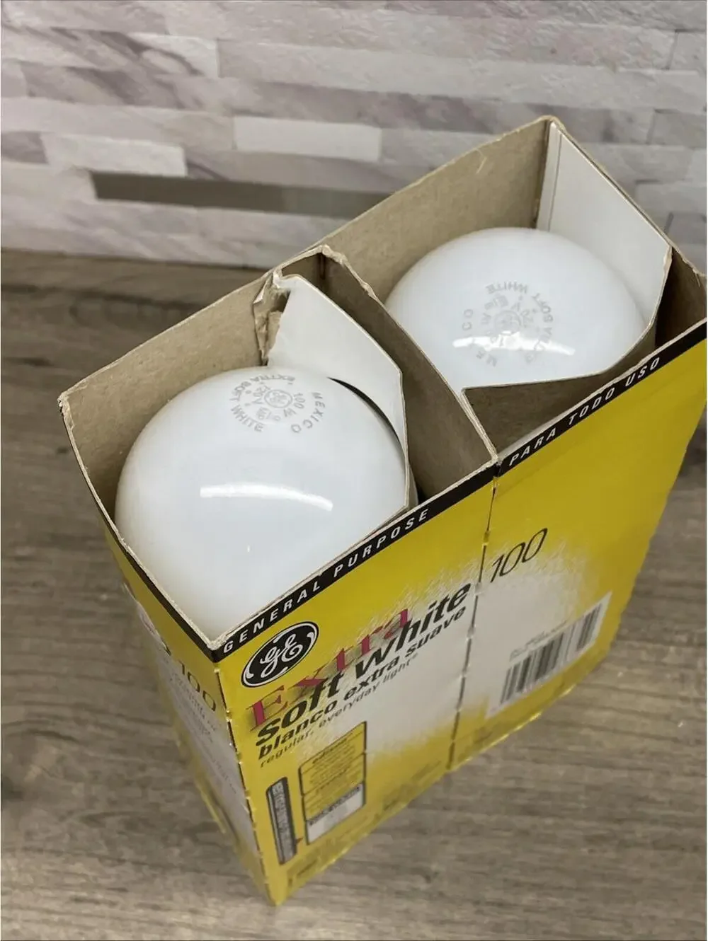 GE Extra Soft White 100W Light Bulbs - 4 Pack NEW Old Stock